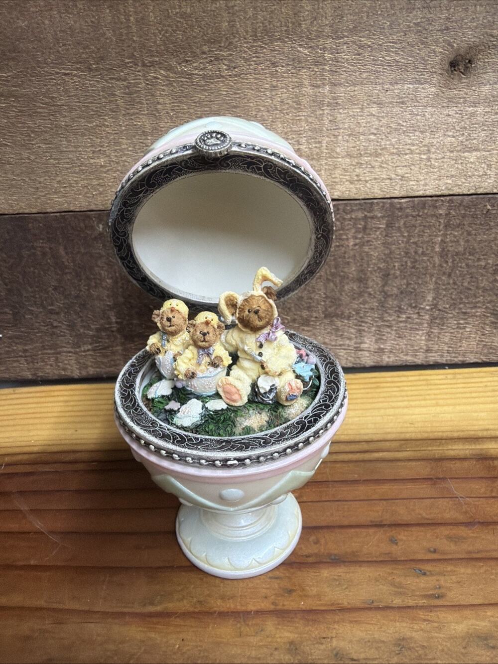 Boyds Bears & Friends "Easter Eggstravaganza" Bearstone Keepsake Box, #24802.